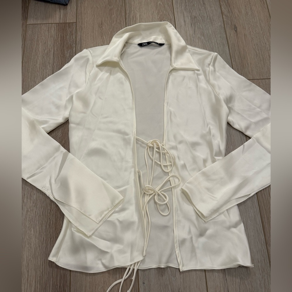 Zara White Blazer with Fitted Silhouette